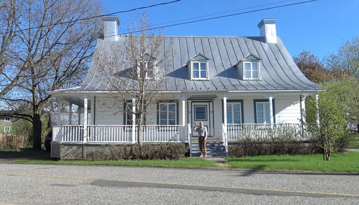 Maison ancienne située sur le chemin du Domaine à Beaumont. Le copropriétaire Luc Fontaine, que l'on voit au-devant, l'a acquise avec sa sœur en 1982.