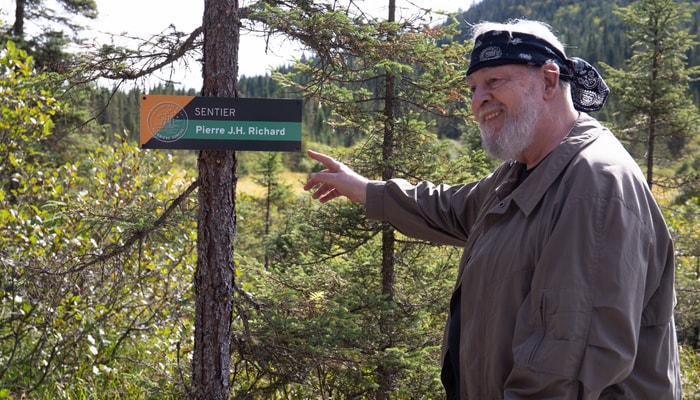 Pierre J.H. Richard emprunte le sentier qui porte désormais son nom, au cœur de la tourbière Joncas.