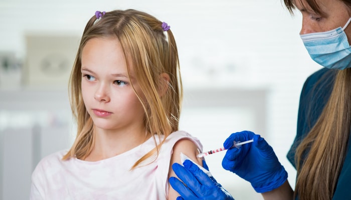 À la suite des recommandations du Comité sur l'immunisation du Québec, le nombre de doses du vaccin contre le virus du papillome humain est passé de trois en 2007 à une en 2024 pour les élèves du primaire. Ce programme de vaccination est aussi efficace qu'au départ et son coût est le tiers de ce qu'il était initialement.