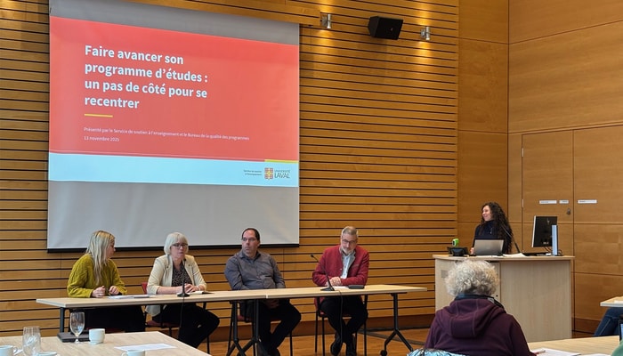 La table ronde du 13 novembre a réuni quatre directrices et directeurs de programme. De gauche à droite: Maude Bouchard, directrice du baccalauréat en design graphique, Manon Couture, directrice du baccalauréat en biochimie, Guillaume Grégoire, directeur adjoint responsable de l'actualisation du baccalauréat en agronomie, et Yves Guérette, doyen de la Faculté de théologie et de sciences religieuses.