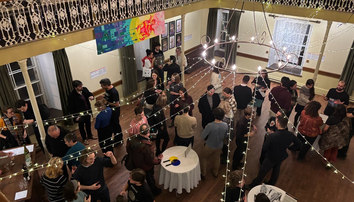 L'événement bilingue Une nuit au musée de la philosophie a été présenté le 20 octobre au Morrin Centre. Sur le thème «La philosophie peut-elle sauver le monde?», ce musée éphémère a présenté des modules interactifs, des jeux, des œuvres d'art et des conférences qui montrent que la philosophie peut être une discipline ancrée dans la société actuelle.