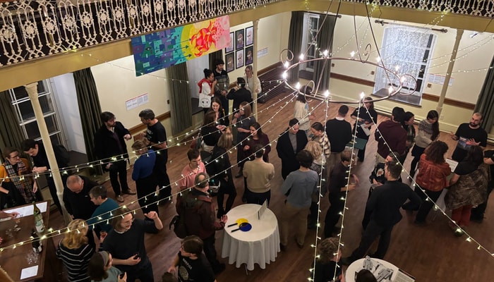 L'événement bilingue Une nuit au musée de la philosophie a été présenté le 20 octobre au Morrin Centre. Sur le thème «La philosophie peut-elle sauver le monde?», ce musée éphémère a présenté des modules interactifs, des jeux, des œuvres d'art et des conférences qui montrent que la philosophie peut être une discipline ancrée dans la société actuelle.