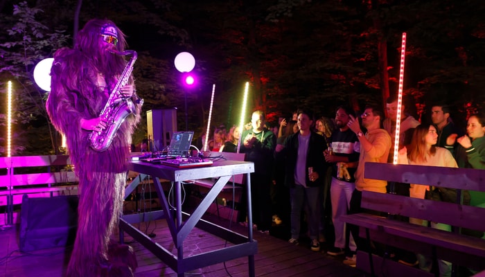 Un multi-instrumentiste déguisé en Bigfoot qui revisite des classiques au saxophone: la proposition insolite de Saxsquatch intrigue et amuse. Assez pour attirer de nombreux festivaliers, venus découvrir l'univers de cet artiste américain.