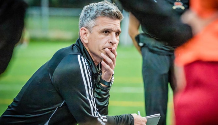 David Desloges est entraîneur-chef de l'équipe féminine de soccer Rouge et Or depuis 2019.