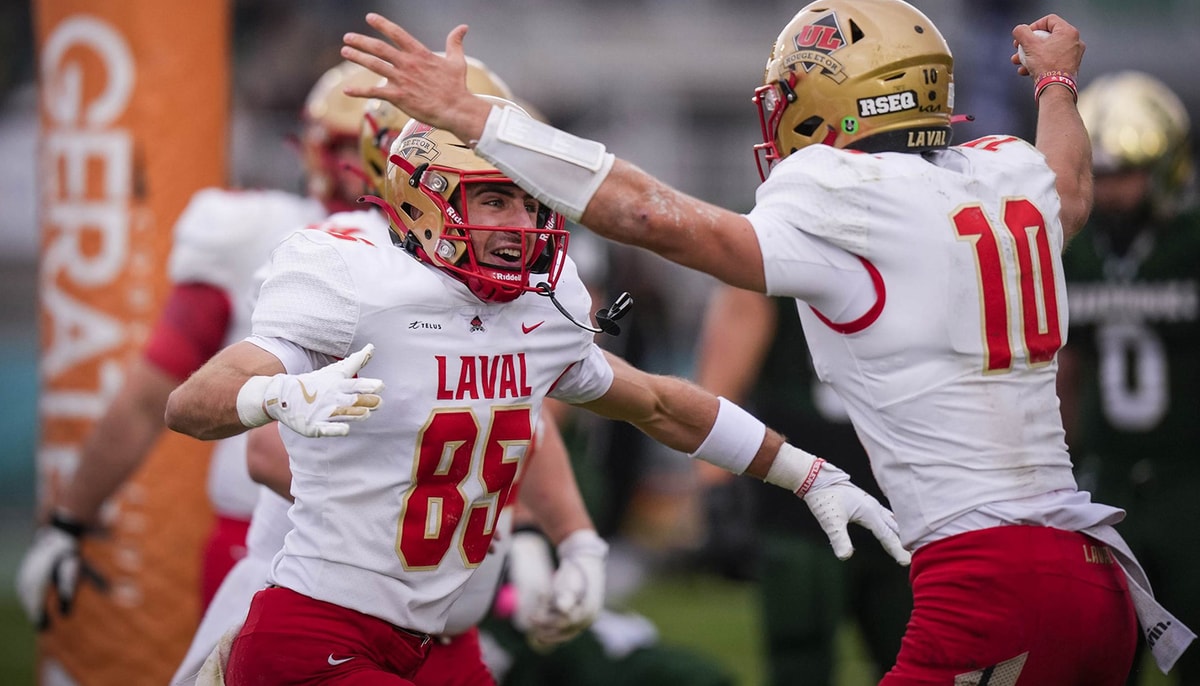 Youri Gauthier, centre arrière, et Jérémy Ouellette, quart-arrière, du club de football Rouge et Or de l'Université Laval, célèbrent lors du match du 25 octobre 2025 contre le Vert et Or de l'Université de Sherbrooke.