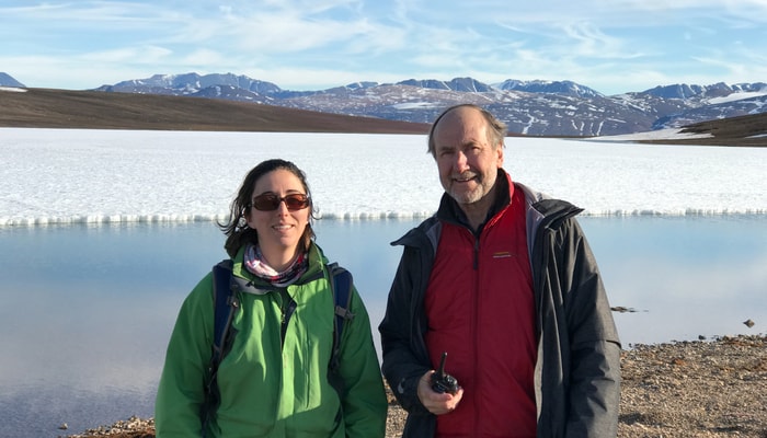 Warwick F. Vincent avec une étudiante au doctorat du CEN, Paschale Bégin, au lac Ward Hunt, Nunavut