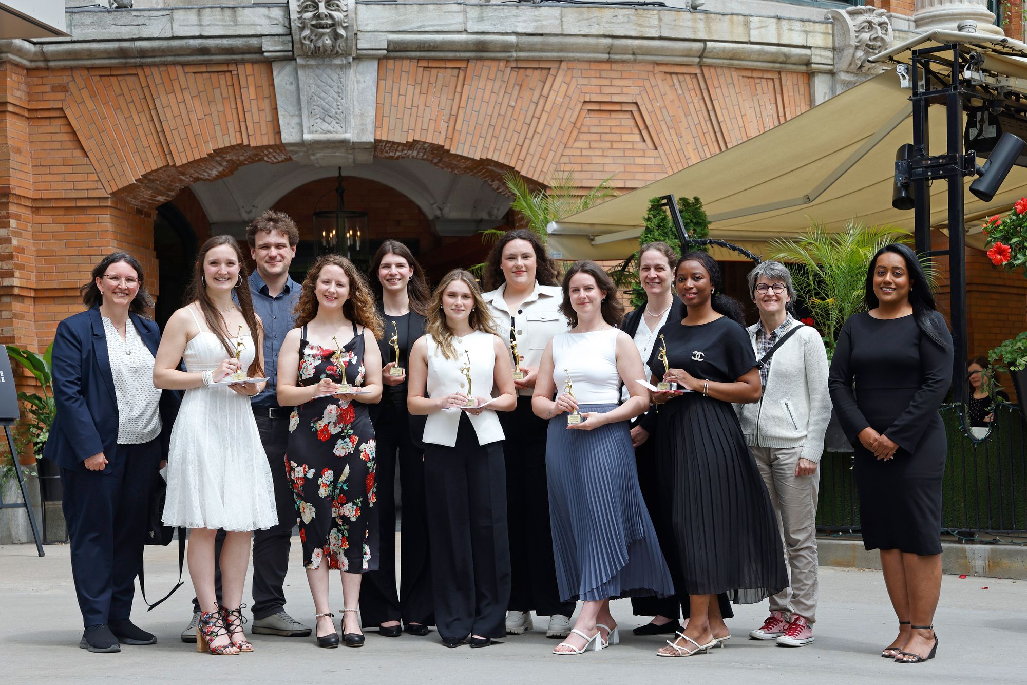 Le gala national Chapeau, les filles! s'est tenu le 9 juin 2025 au Théâtre Capitole. De gauche à droite: Caroline Cloutier (mentore), Éliane Harvey, Willian Ney Cassol (mentor), Maeve Gagnon-Kavanagh, Laura Morissette, Laurence Caron, Véronique Dallaire, Annabelle Poulin, Véronique Audet (mentore), Binta Mariko, Sylvie Daniel (directrice du Département des sciences géomatiques) et Janani Sivarajah (mentore). Étaient absentes les lauréates Sarah-Ève Fontaine et Juliette Simard.