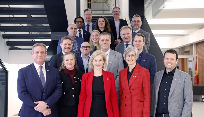 La délégation de Norvège menée par la ministre de la Recherche et de l'Enseignement supérieur, Sigrun Aasland, à l'avant, aux côté de la rectrice Sophie D'Amours et de membres de l'Université Laval. 