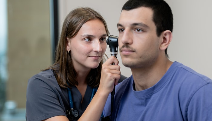 Étudiante et étudiant au doctorat en médecine au pavillon d'enseignement de la médecine à Rimouski