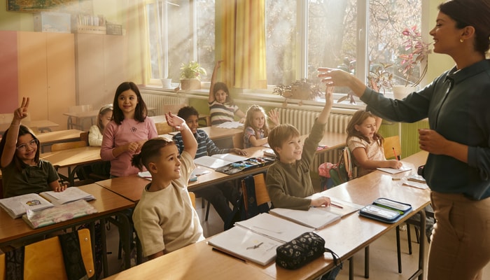 Les Québécoises et Québécois sont généralement satisfaits de leur système d'éducation. Par exemple, 88% de ceux-ci estiment que la qualité de l'enseignement à l'école primaire est plutôt bonne ou très bonne dans leur région.