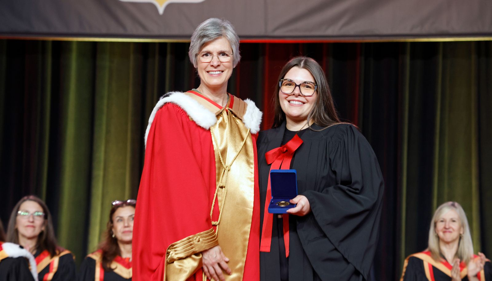 Félicia Nicole est récipiendaire de la Médaille académique d'Or du Gouverneur général.