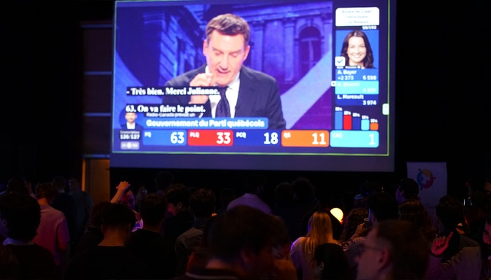 Dès 17h, les résultats et analyses de Radio-Canada, de TVA et de Noovo défilaient sur trois écrans géants.