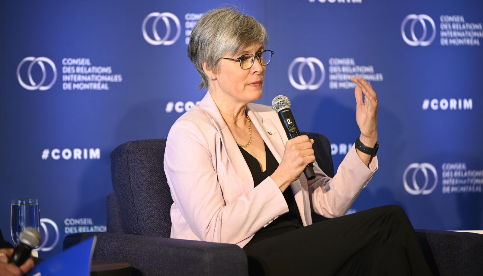 La rectrice Sophie D'Amours s'exprimant lors du panel organisé par le Conseil des relations internationales de Montréal (CORIM), le 28 mai