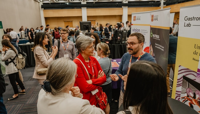 Un aperçu de l'espace exposant 2024 avec plus de 80 kiosques animés par des représentantes et représentants de centres, d’instituts, d’infrastructures et d’unités de recherche de l’Université Laval.
