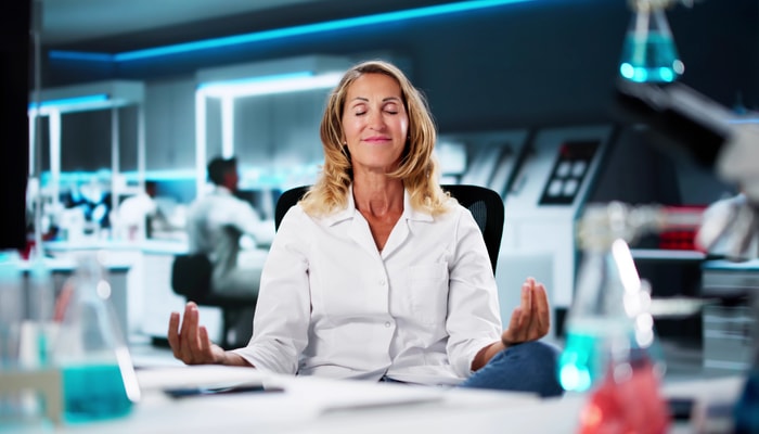 La méditation n'est pas une activité mystique. C'est un outil clinique, capable de moduler la réponse au stress en diminuant la production de cortisol et en activant le système parasympathique grâce à la respiration consciente. Elle peut être fort utile pour diminuer le stress induit par une pression de performance dans une équipe de recherche.