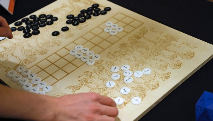 Le jeu des préceptes moraux est l'adaptation originale d’un jeu créé en 1540 par João de Barros pour l'infante D. Maria. La structure du jeu s'inspire de l’Éthique d’Aristote, notamment de sa doctrine du juste milieu, où chaque vertu se situe entre deux vices opposés – l'un par excès et l'autre par défaut.