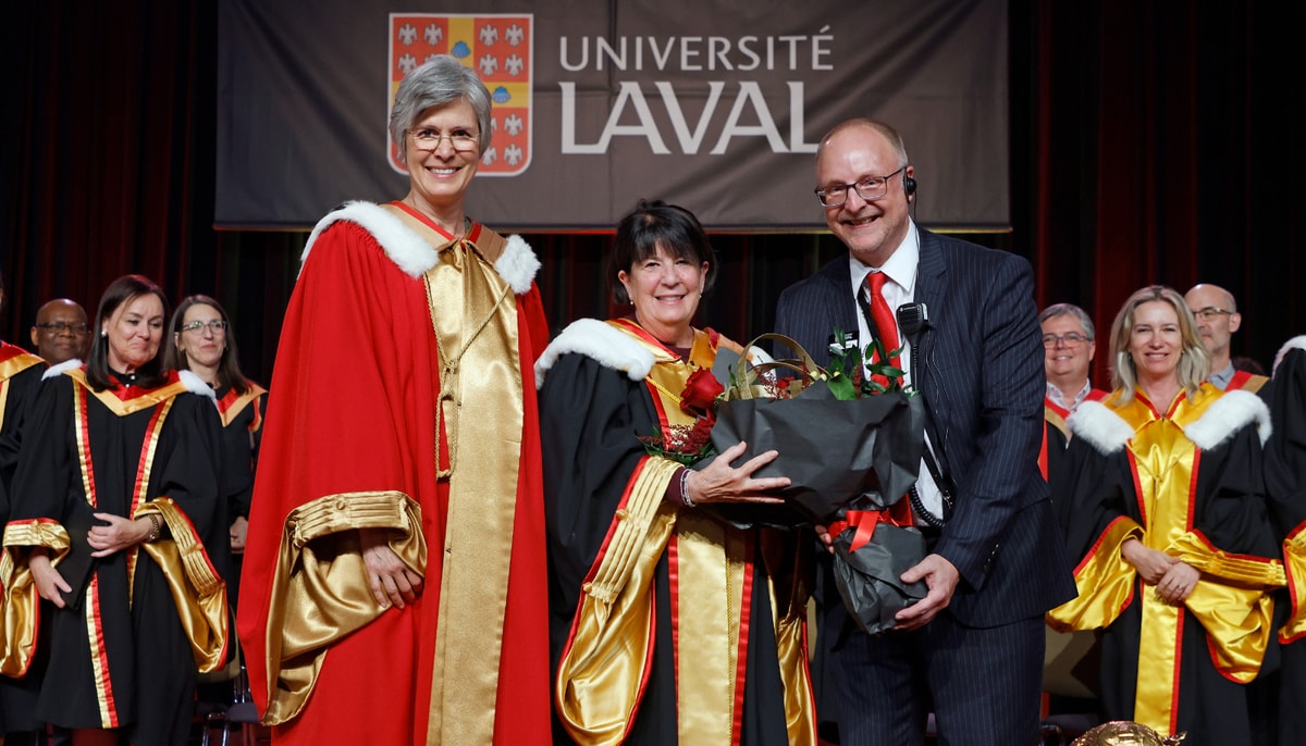 Monique Richer lors de l'hommage qui lui a été rendu à l'occasion de la dernière cérémonie de collation des grades 2025, le 27 juin, au Centre des congrès de Québec. Elle est accompagnée de la rectrice Sophie D'Amours et d'Éric Couture coordonnateur à l'administration au Bureau du secrétaire général.