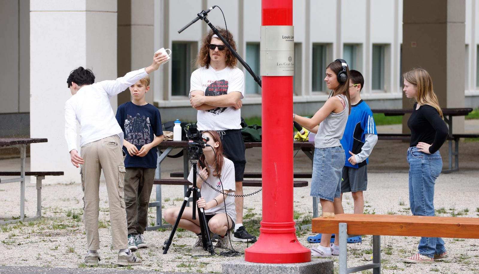 Dominik Harvey, titulaire d’un baccalauréat multidisciplinaire en cinéma et en réalisation audionumérique, encadrait un groupe de jeunes lors de la réalisation de leur court-métrage.