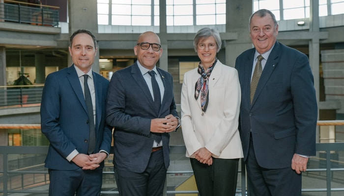 Jonathan Paquin, directeur de l'École supérieure d'études internationales, Christopher Skeete, ministre des Relations internationales et de la Francophonie, la rectrice Sophie D'Amours et Henri Paul Rousseau, délégué général du Québec à Paris 