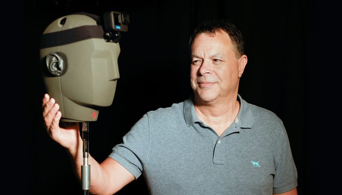 Sébastien Tremblay, professeur à l’École de psychologie, utilise Fritz dans ses recherches sur l'expérience immersive.
