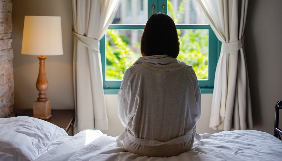 La COVID longue se manifeste par des symptômes physiques ou cognitifs, par exemple la fatigue, des troubles du sommeil, des essoufflements, une difficulté à se concentrer, des douleurs et malaises généraux, qui persistent plus de 12 semaines après une infection à la COVID-19.