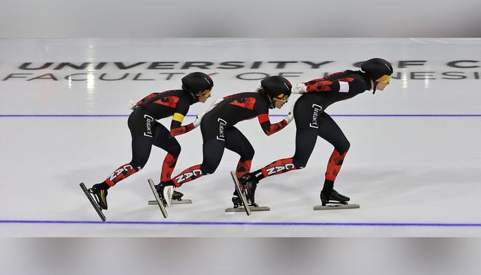 Valérie Maltais et deux coéquipières de l'équipe canadienne de patinage de vitesse en formation de poursuite par équipe