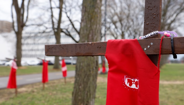 Les robes rouges, installées à l'un des bouts du Grand Axe, symbolisent ces vies fauchées trop tôt et l’absence qui continue de marquer profondément les familles et les communautés.