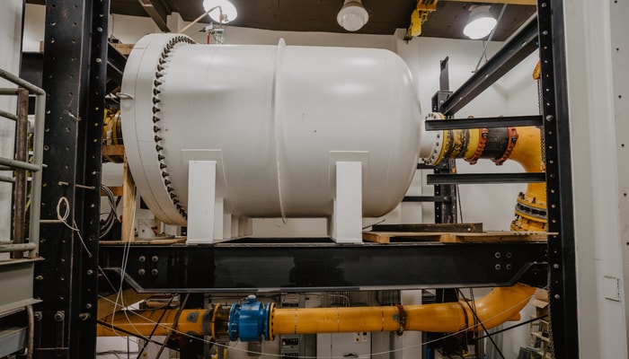 Le banc d'essai de turbines hydrauliques contient un circuit haute pression et un débitmètre.