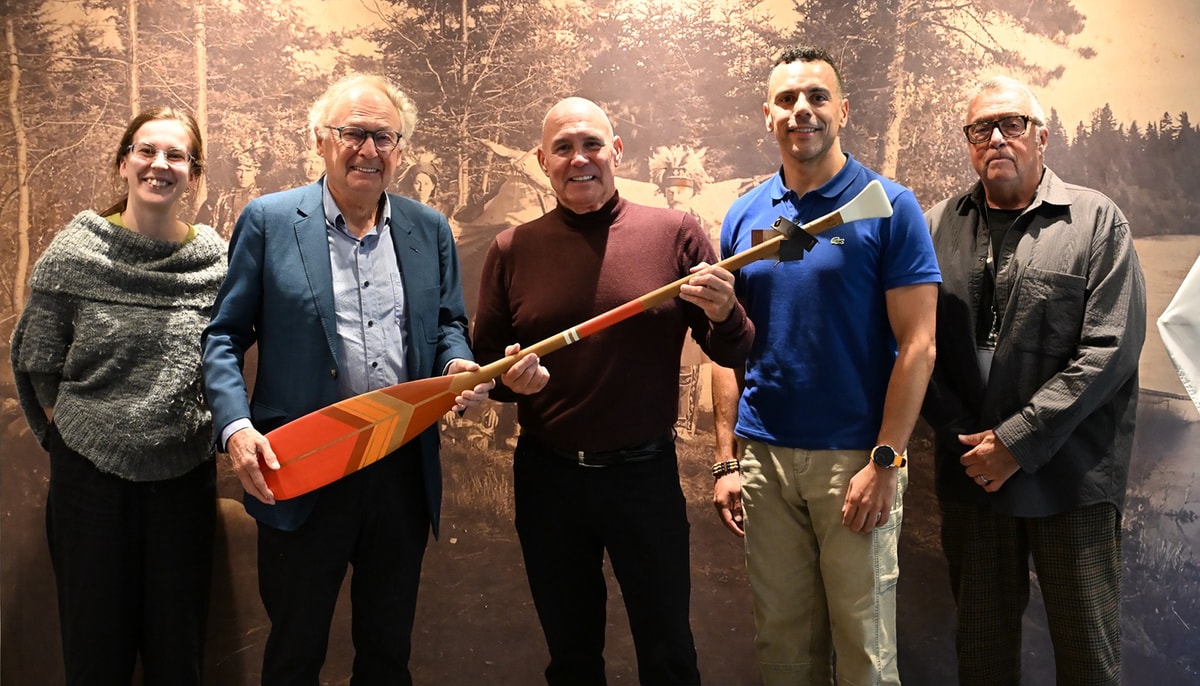 Le professeur Langlois lors de la remise de la pagaie traditionnelle Onquata. De gauche à droite: Émilie Godin-Morneau, archiviste, Simon Langlois, Pierre Picard, grand chef de la Nation wendat, Raphael Boney, archiviste, et Claude Picard, conseiller politique stratégique au conseil de la Nation wendat.
