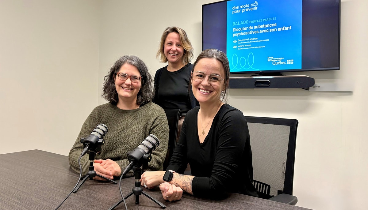 À l'avant: Valérie Houle, chargée d'enseignement clinique à la Faculté de médecine, et Geneviève Lampron, travailleuse sociale au Centre de services scolaire des Découvreurs. À l'arrière: Annie Pelletier, agente de planification, programmation et recherche au CIUSSS de la Capitale-Nationale.
