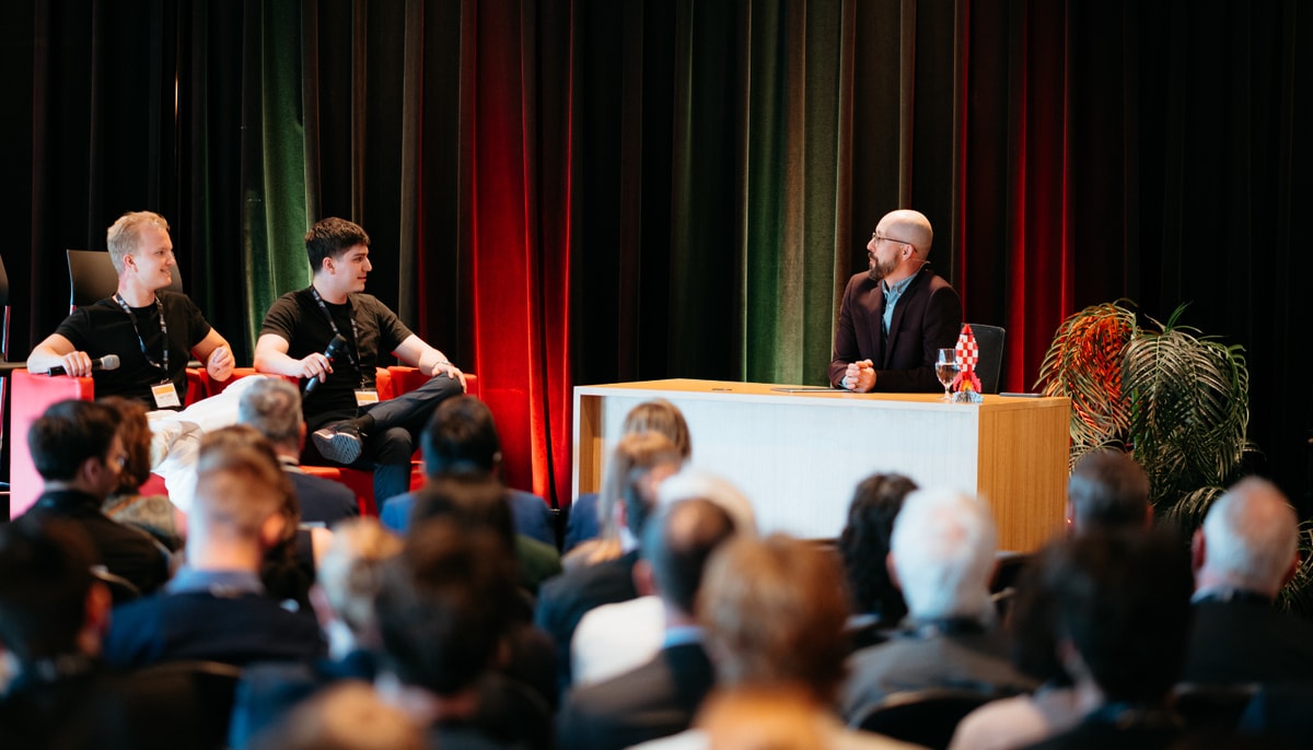 Antoine Veilleux-Brodeur et Philippe Arvanitis-Vigneault, cofondateurs de l'entreprise Écovia, lors d'un panel du Talk-Show avec Simon Légaré, l'animateur de la soirée. Ils ont notamment discuté de leur parcours chez Entrepreneuriat ULaval et à l'Académie entrepreneuriale.