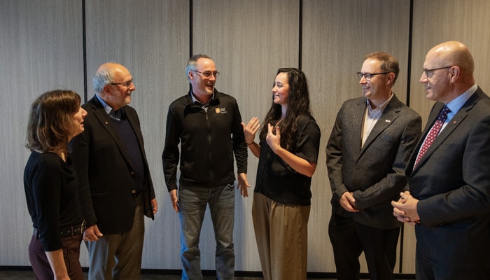 De gauche à droite: Nancy Gélinas, doyenne de la Faculté de foresterie, de géographie et de géomatique, l'abbé Gilles Routhier, supérieur général du Séminaire de Québec, Jean-François Lamarre, directeur du Domaine forestier de la Forêt Montmorency, Catherine Bouchard, régisseure des forêts du Séminaire, Alexis Achim, professeur titulaire et directeur scientifique de la Forêt Montmorency, et Denis Cantin, directeur général du Séminaire.