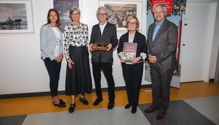 De gauche à droite: Caroline Girard, cheffe de la Direction de la philanthropie et des relations avec les diplômées et diplômés, Sophie D’Amours, rectrice, Claude Violette, Jocelyne Bergeron et Marc Deschênes, conseiller spécial – dons majeurs et planifiés.