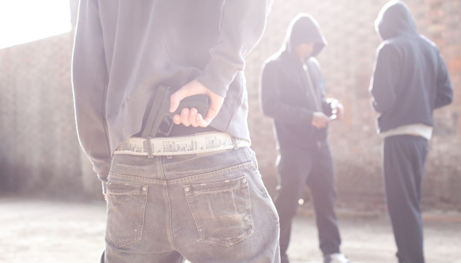 Certaines personnes intègrent un gang de rue en croyant y être mieux protégées de la violence. Pourtant, selon les données, un membre de gang de rue court 5 fois plus de risques d'être victime de violence que la population générale.