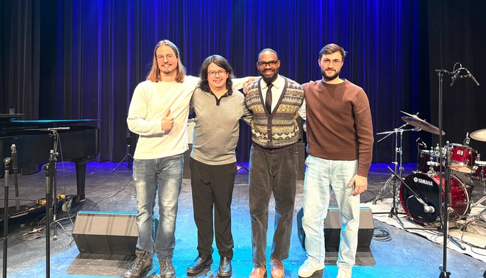 La formation gagnante est composée des étudiants Emmanuel Bérubé-Simard (contrebassiste, baccalauréat en interprétation jazz et musique populaire), de Julian Felipe Ramirez (guitariste, maîtrise en interprétation jazz), d'Olivier Lorancin (pianiste, baccalauréat en interprétation jazz et musique populaire) et de Valentin Soulard (batteur, doctorat en enseignement de la musique).