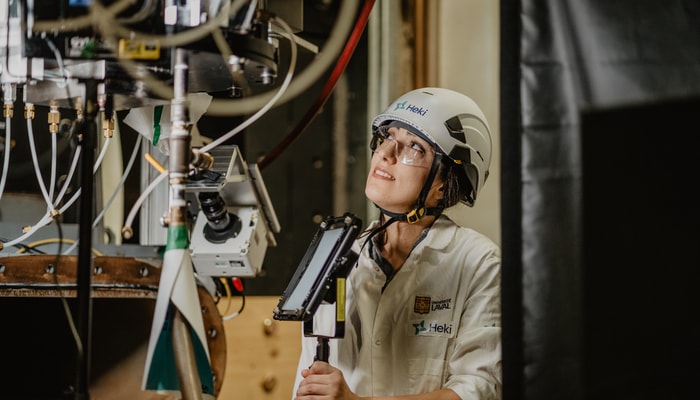 Niki Molana, étudiante au doctorat, finalise la calibration de son expérience de mesure de l'écoulement à l'aide d'un laser.
