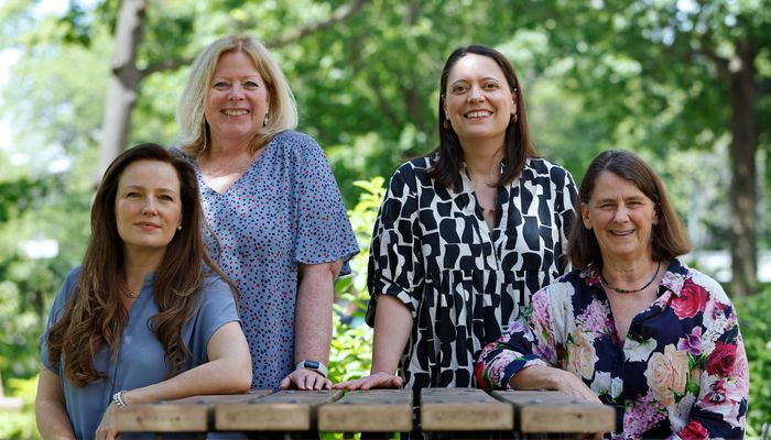 Véronique Arcouette, étudiante au baccalauréat multidisciplinaire, Anne-Louise Fournier, coordonnatrice du secteur des étudiants en situation de handicap au CAE, Joëlle Alice Michaud-Ouellet, conseillère en pédagogie universitaire au SSE, et Nathalie Dufresne, analyste RI Affaires au CAE.