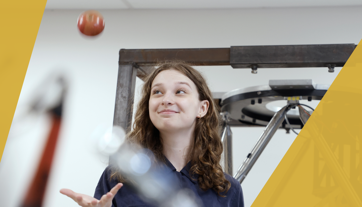 Camille Poitras devant un spectromètre imageur, un instrument d'astronomie utilisé à l'Observatoire du Mont-Mégantic.