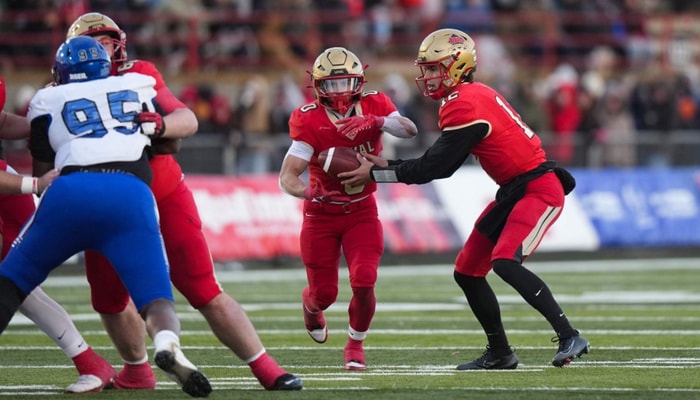 L'équipe de football Rouge et Or affrontait les Carabins de Montréal lors de la toute première édition de la Coupe Jacques-Dussault, le 8 novembre après-midi au Stade TELUS – Université LavaL
