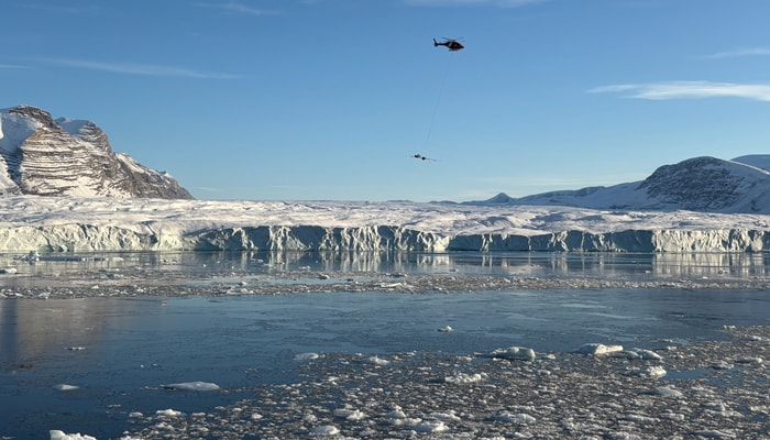 Mesure de l’épaisseur du glacier Otto avec l’hélicoptère du NGCC Amundsen.