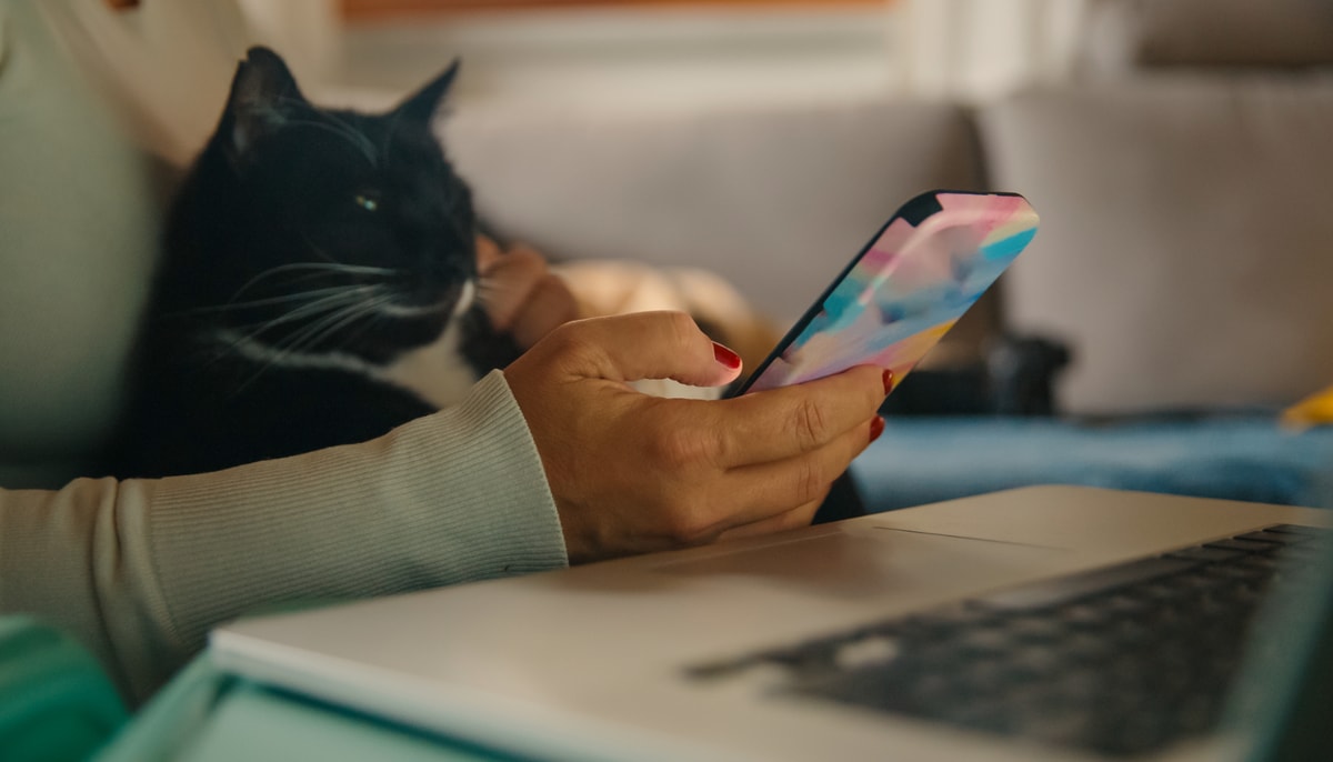 Selon Astrid Alemao, responsable des enquêtes NETendances à l'ATN, les adultes québécois ne font plus vraiment la distinction entre l'utilisation de leur cellulaire ou de leur ordinateur lorsqu'ils utilisent l'Internet.