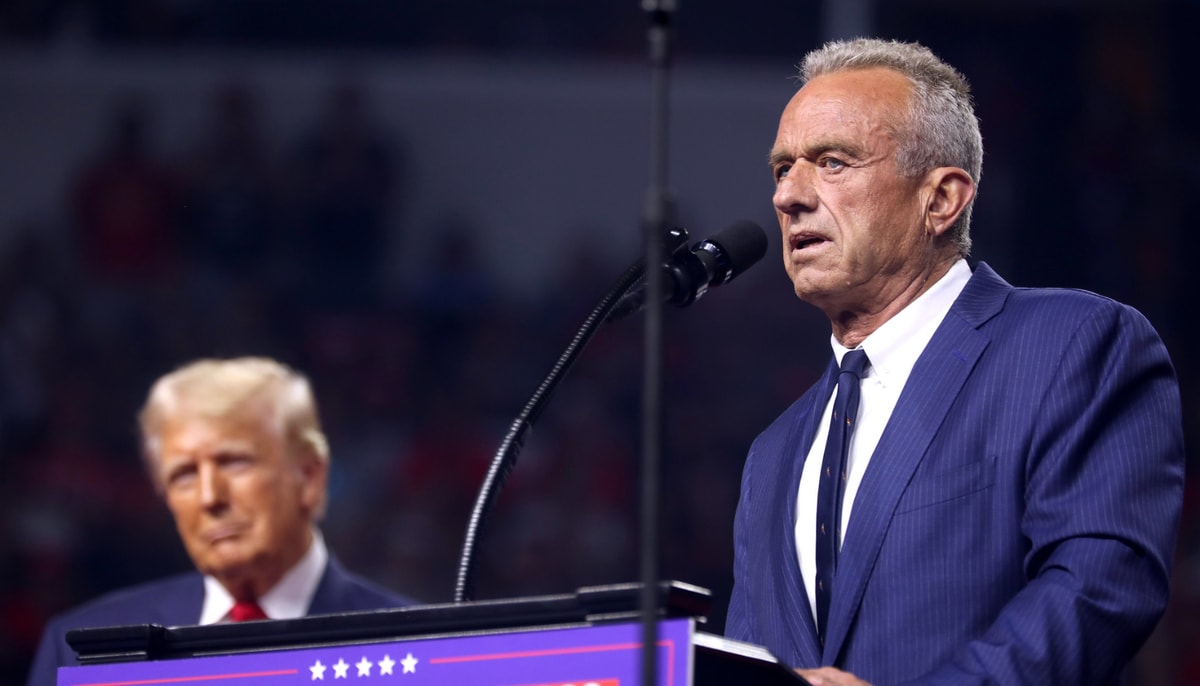 Robert F. Kennedy Jr. était déjà une figure emblématique de la contestation des vaccins. Sa nomination au poste de secrétaire à la Santé et aux Services sociaux des États-Unis lui a offert une tribune pour diffuser des informations dénuées de toute base scientifique sur les risques des vaccins. Son discours tend à normaliser et à légitimer les doutes à l'égard des vaccins.