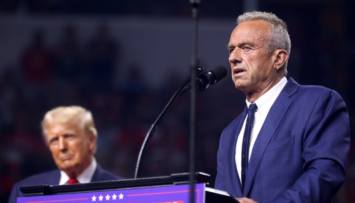 Robert F. Kennedy Jr. était déjà une figure emblématique de la contestation des vaccins. Sa nomination au poste de secrétaire à la Santé et aux Services sociaux des États-Unis lui a offert une tribune pour diffuser des informations dénuées de toute base scientifique sur les risques des vaccins. Son discours tend à normaliser et à légitimer les doutes à l'égard des vaccins.