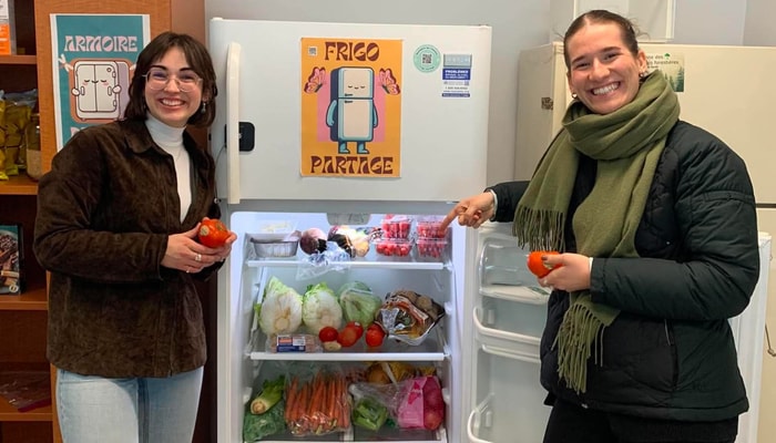 Autre initiative étudiante pour contribuer à la sécurité alimentaire, des frigos-partages sont disponibles dans différents pavillons de l'Université Laval.