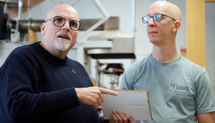 Pierre Blanchet, Simon Pepin et un échantillon de leur panneau fait de terre et de fibres de bois. Ce type de panneau offre des performances équivalentes ou supérieures au traditionnel panneau de gypse tout en ayant une empreinte écologique plus faible.