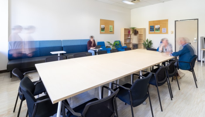 Le Laboratoire de sociologie publique, situé au pavillon Charles-De Koninck, offre des espaces de travail, d'échanges et de formation pour rendre les savoirs de la sociologie plus accessibles à la fois à la communauté universitaire et à la société en général.