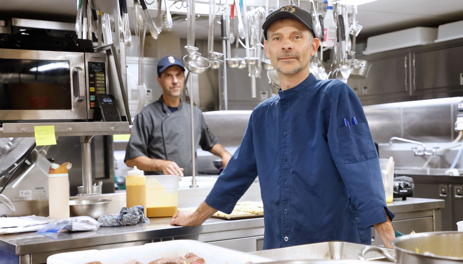 Yann Robert worked in the classical catering world for 35 years before joining the Coast Guard in 2017. We see it here with Andrew Wall, his precious assistant.