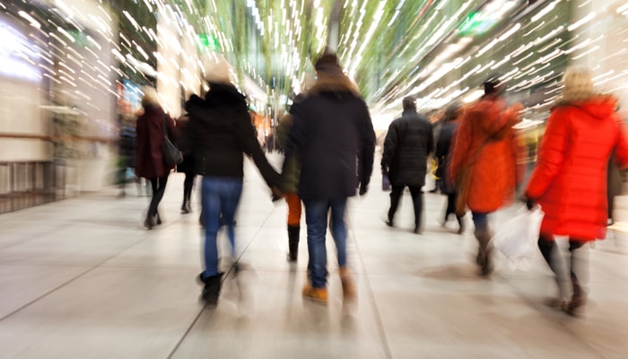 Marilyn Giroux recommande de préparer ses achats avec un budget réaliste, de consulter l’historique des prix et de comparer avec les détaillants concurrents.