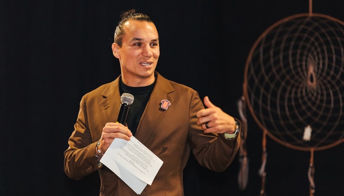 Était présent à la cérémonie le chef régional de l'Assemblée des Premières Nations du Québec et du Labrador, Francis Verreault-Paul, lnnu de la Première Nation des Pekuakamiulnuatsh.
