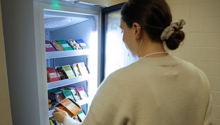 La porte de la machine distributrice se déverrouille une fois l'achat effectué et une caméra à l'intérieur s'assure que le bon plat est ramassé.